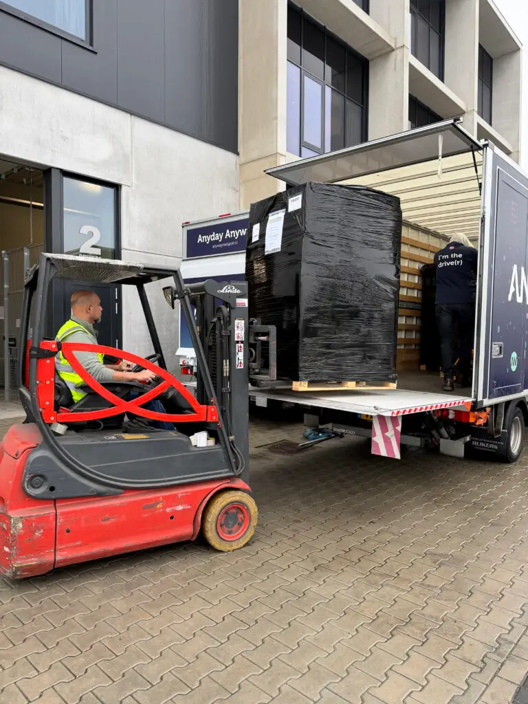 Pallet lossen vanaf een laadklep met een heftruck
