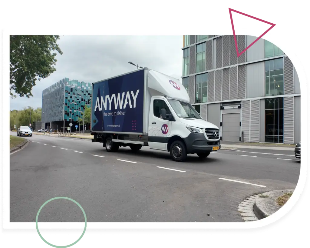 Anyway Transport bakwagen rijdt over High Tech Campus in Eindhoven