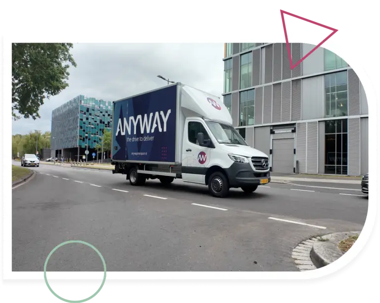 Anyway Transport bakwagen rijdt over High Tech Campus in Eindhoven
