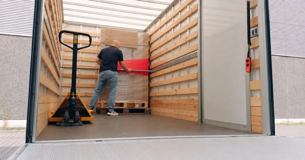 Aan welke voorwaarden moet een spoedtransportaanvraag voldoen?